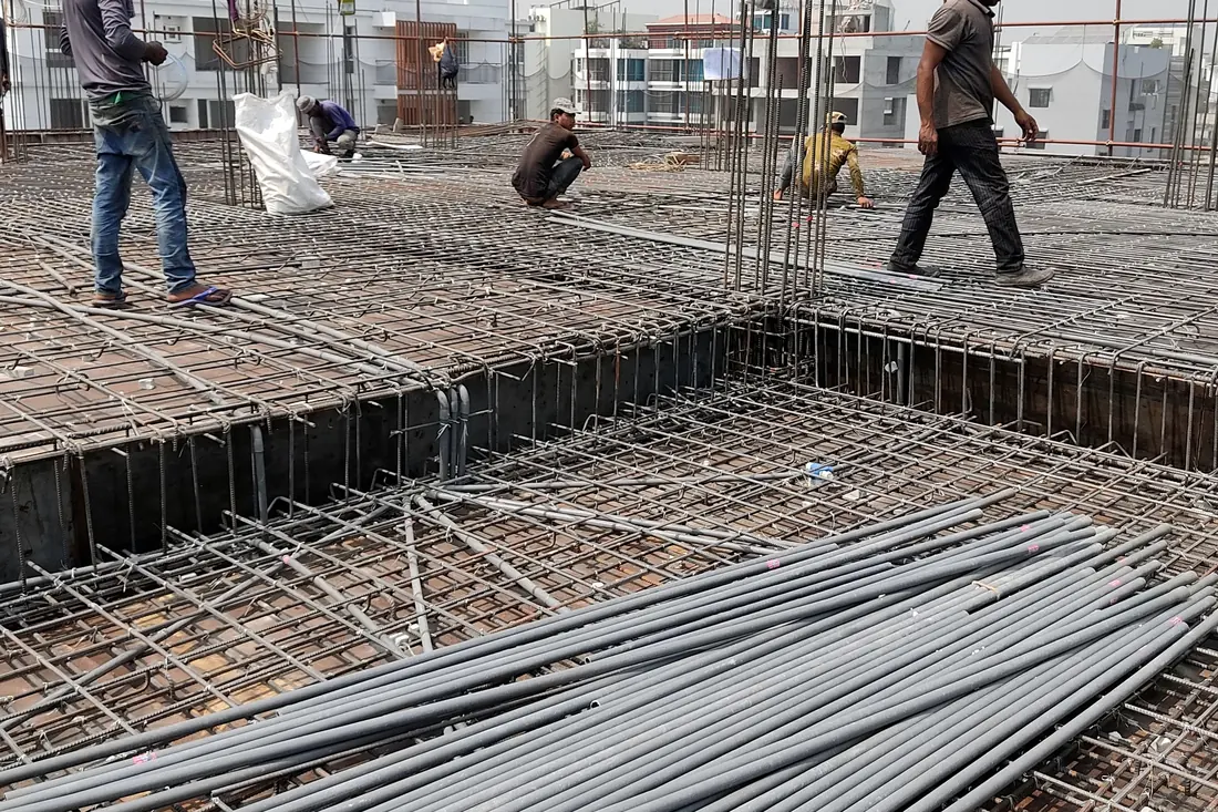 Obreros trabajando sobre el fierro de una losa