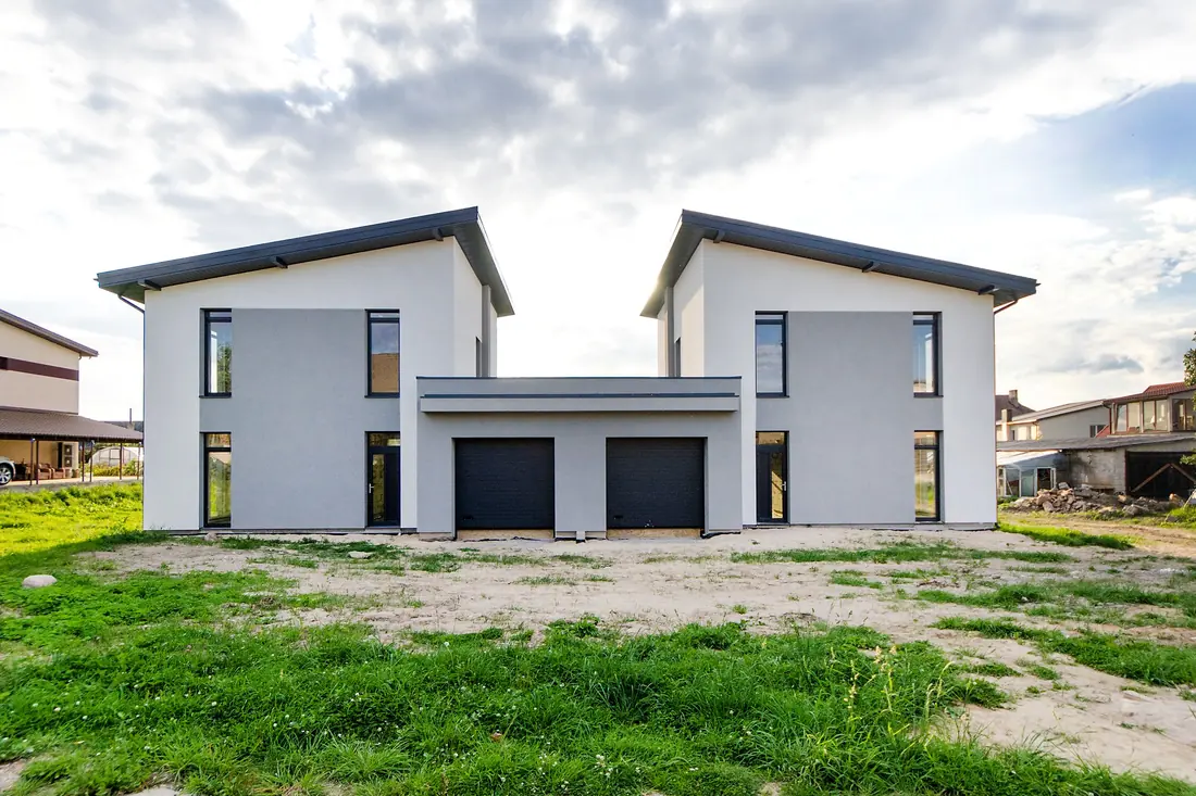 Casas gemelas modernas de fachada blanca