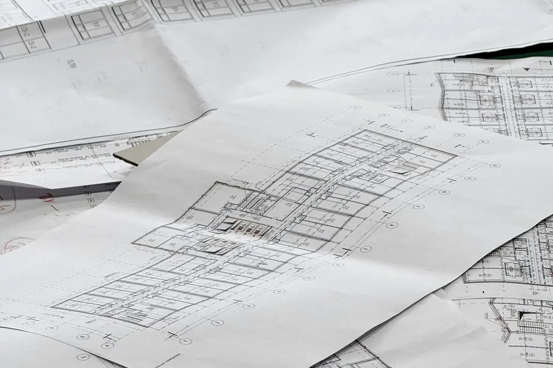 Planos arquitectónicos extendidos sobre una mesa
