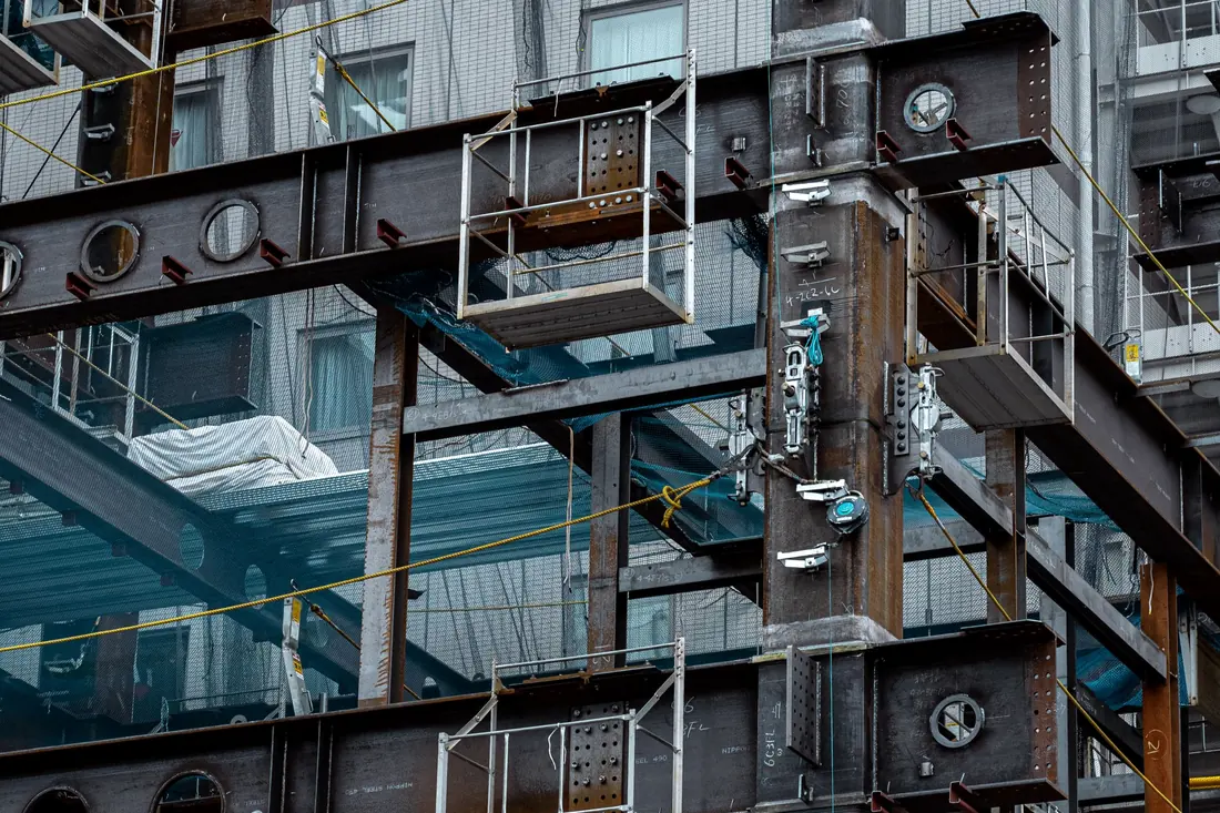 Estructura metálica de un edificio en construcción