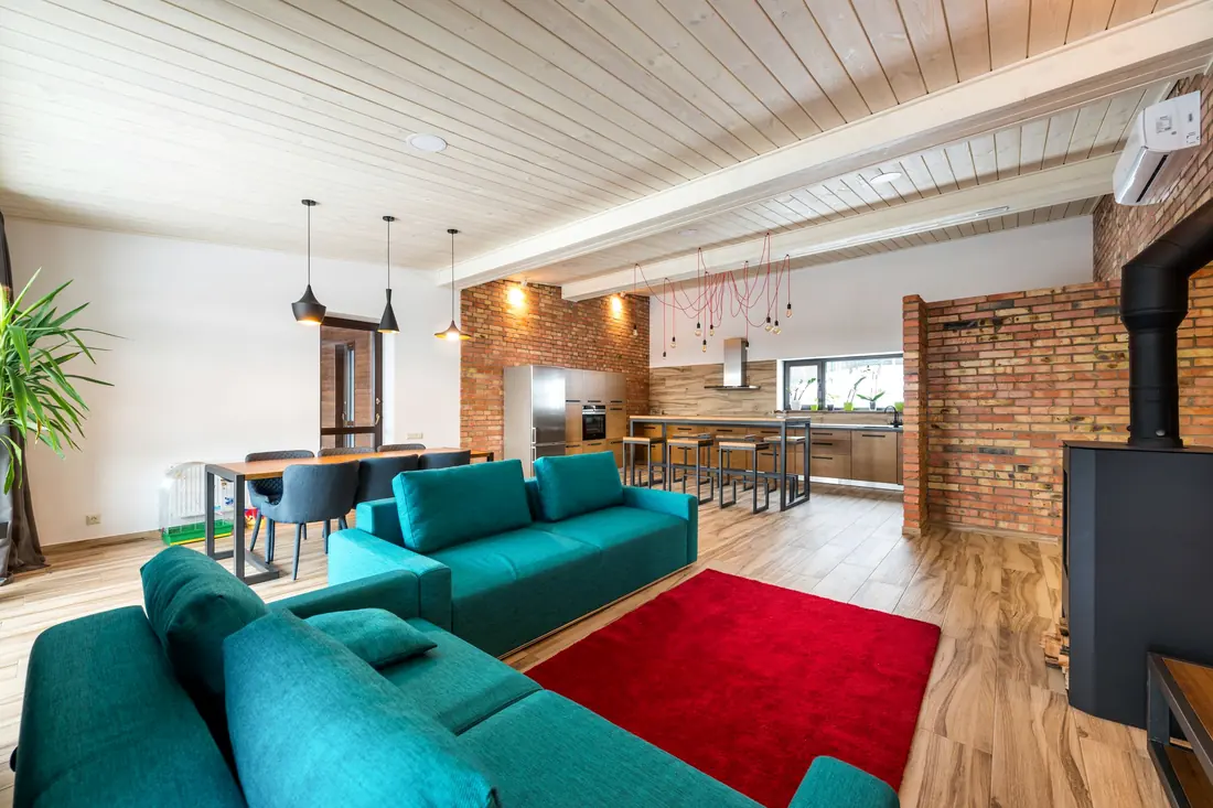 Sala moderna con cocina abierta y sofá en una vivienda terminada